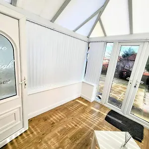 Apartment 3-bed House, Free Parking On-site, Thornton (West Yorkshire)